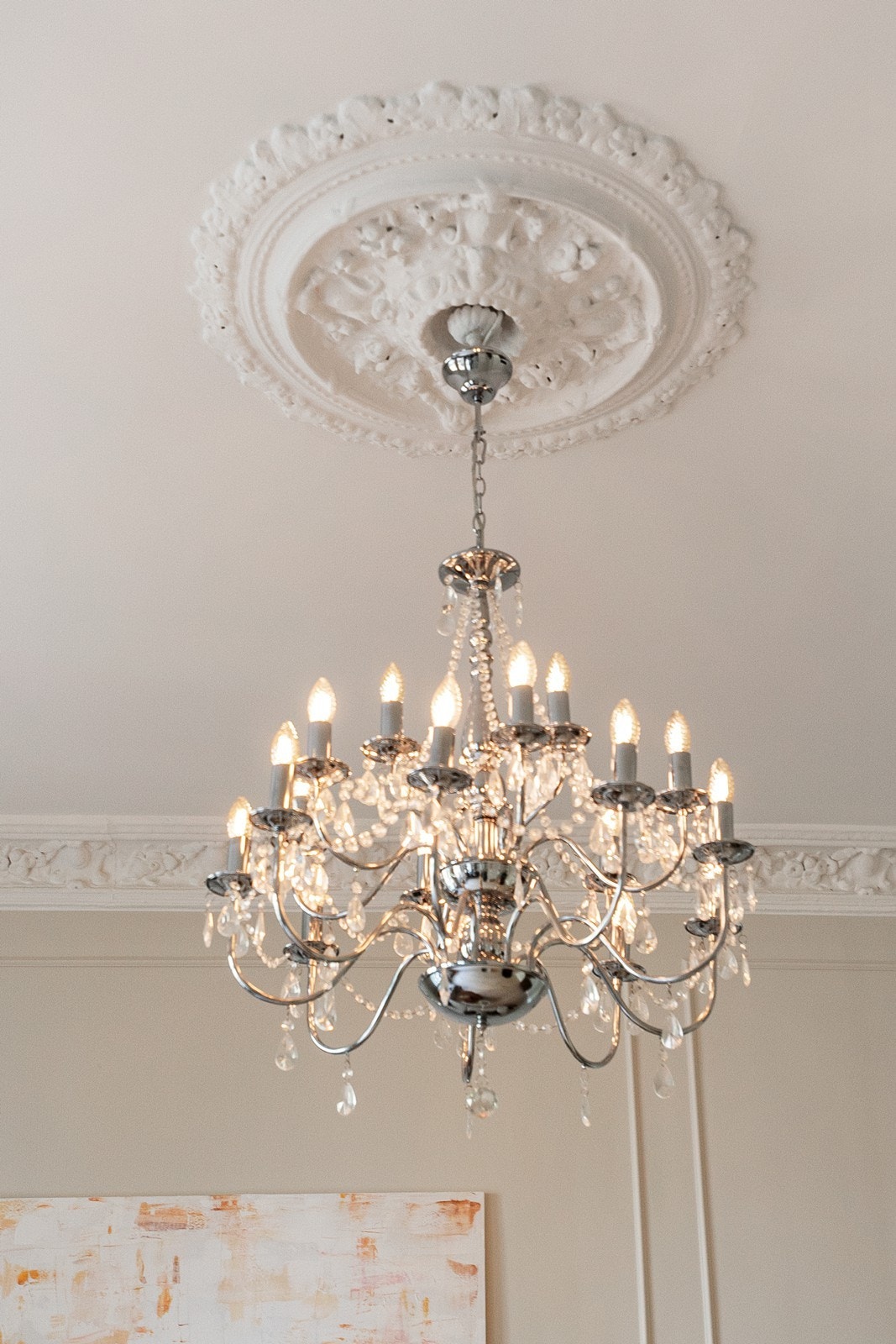 Nydelige, klassiske detaljer i himling som rosett og stukkatur Galleribilde