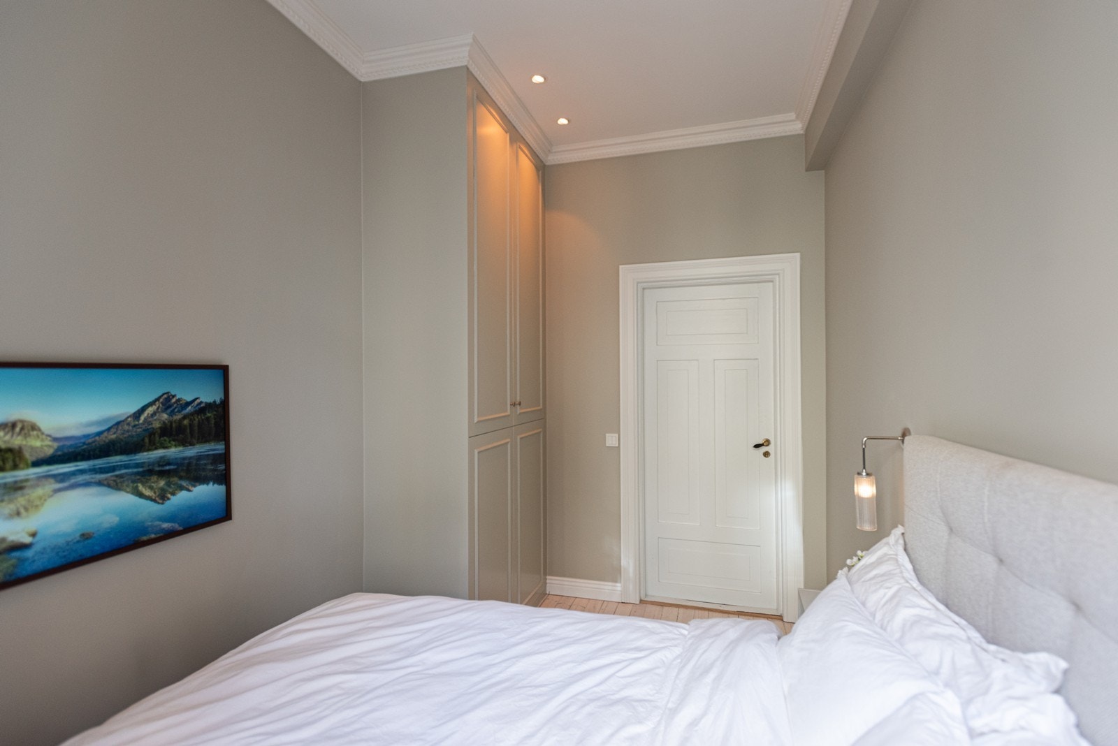 Soverommet har en stilren, innebygd garderobeløsning Galleribilde