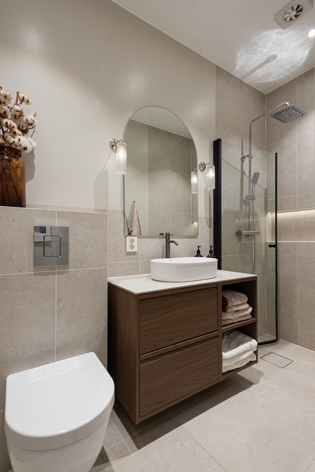 Rålekkert bad fra 2024 med innfelt dusjhylle med leddlist Galleribilde