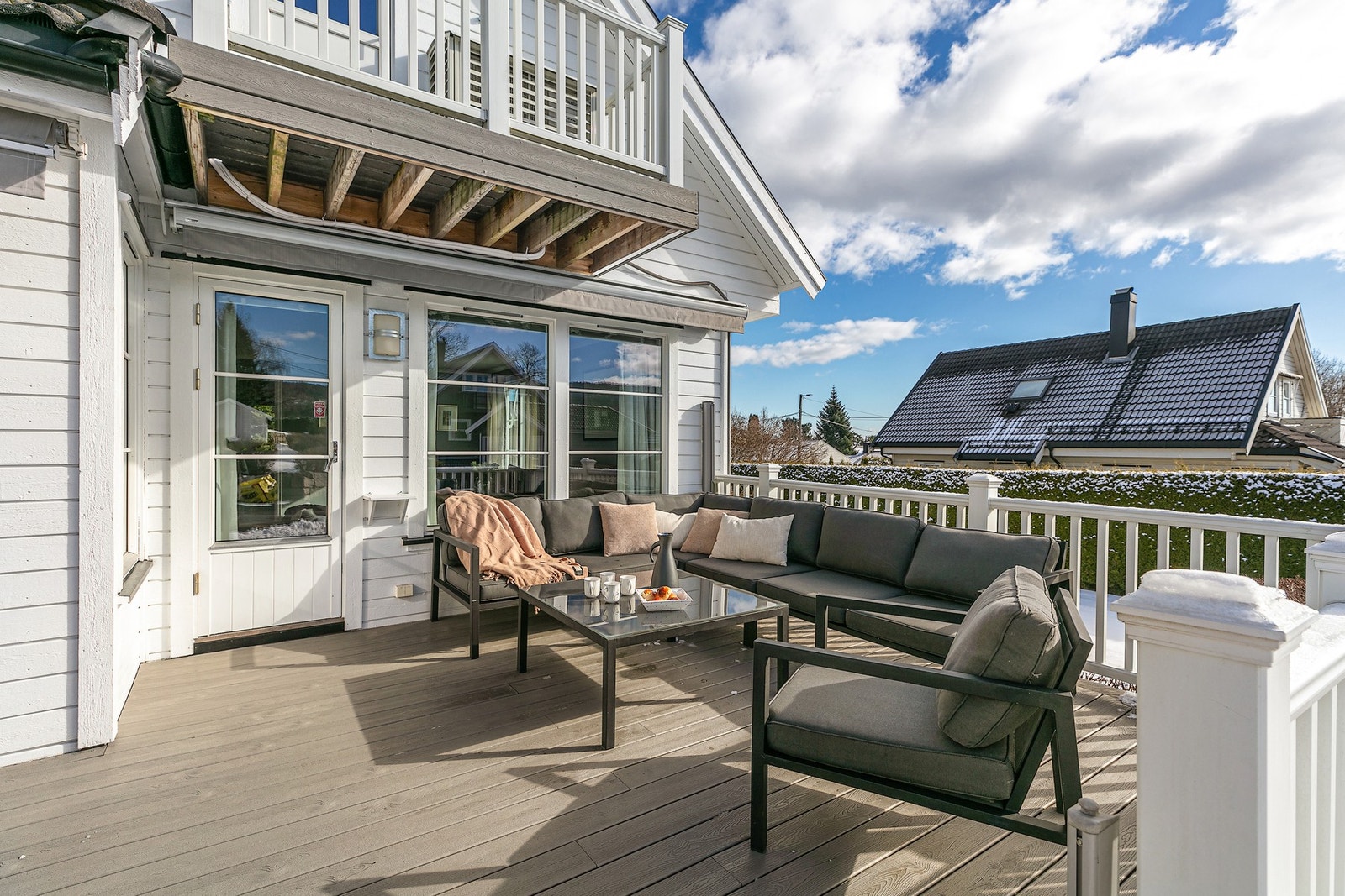 Terrassen har terrassebord i kompositt og rekkverk i PVC Galleribilde