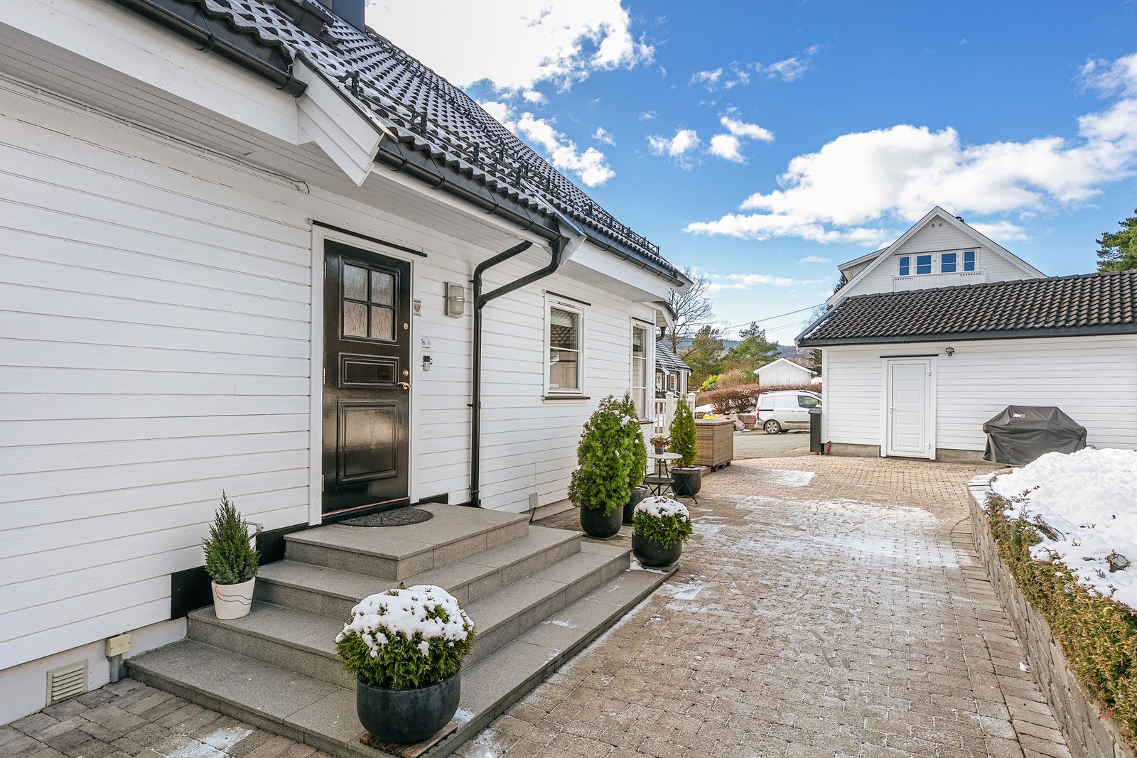 Inngangsparti med adkomst fra steinsatt gårdsplass Galleribilde