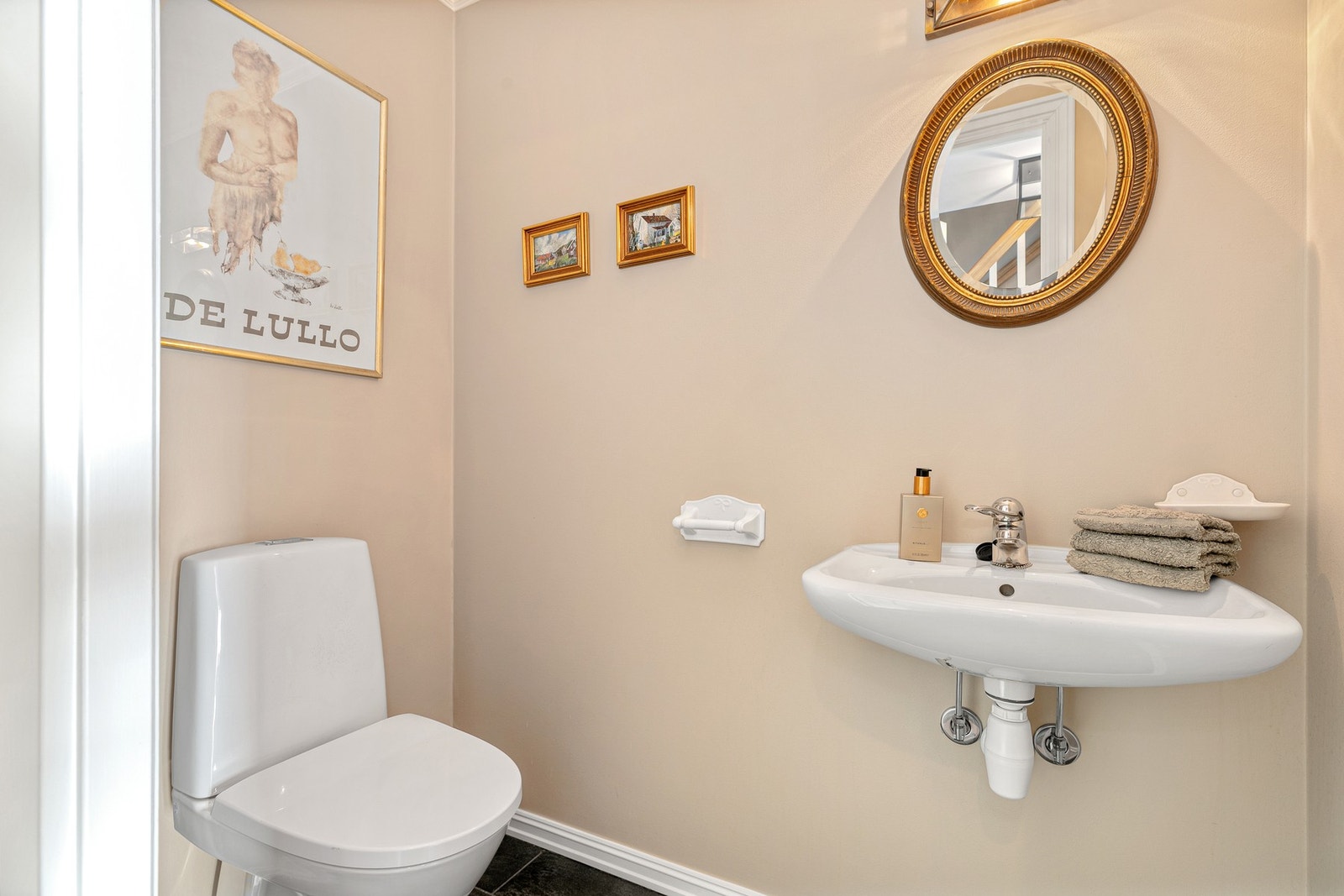 En separat wc har praktisk tilknytning til hoveddelens entré i 1. etasje Galleribilde