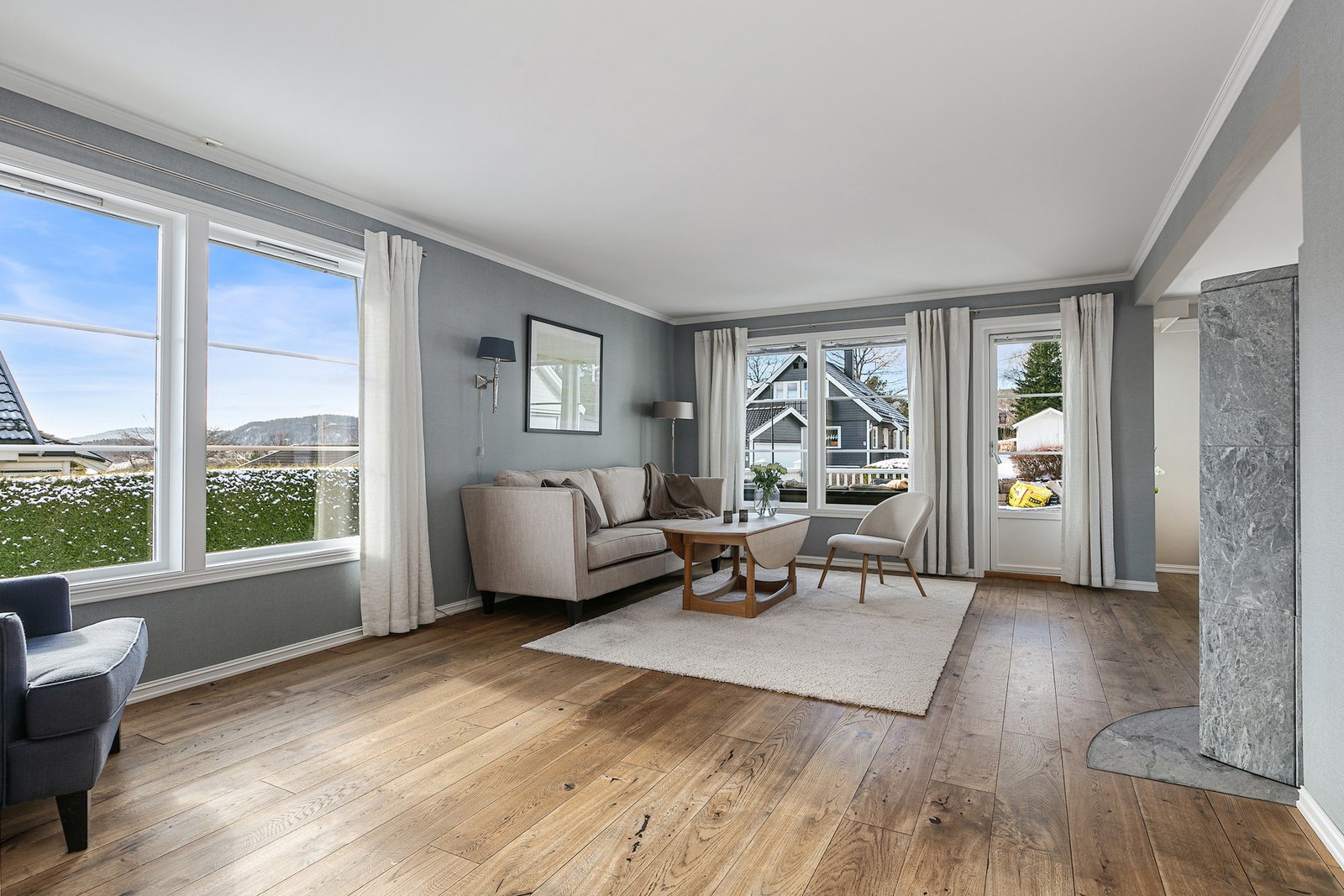 Stuen har utgang til en vestvendt terrasse med flott kveldssol Galleribilde