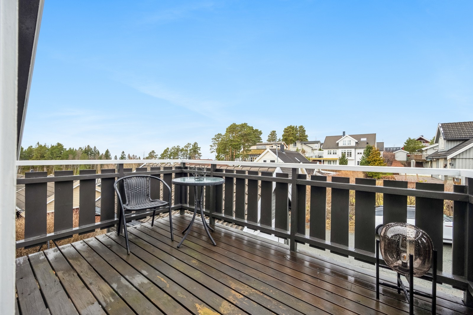 Fra loftstuen har man utgang til en herlig balkong som enkelt kan innredes med ønsket utemøblement. Galleribilde