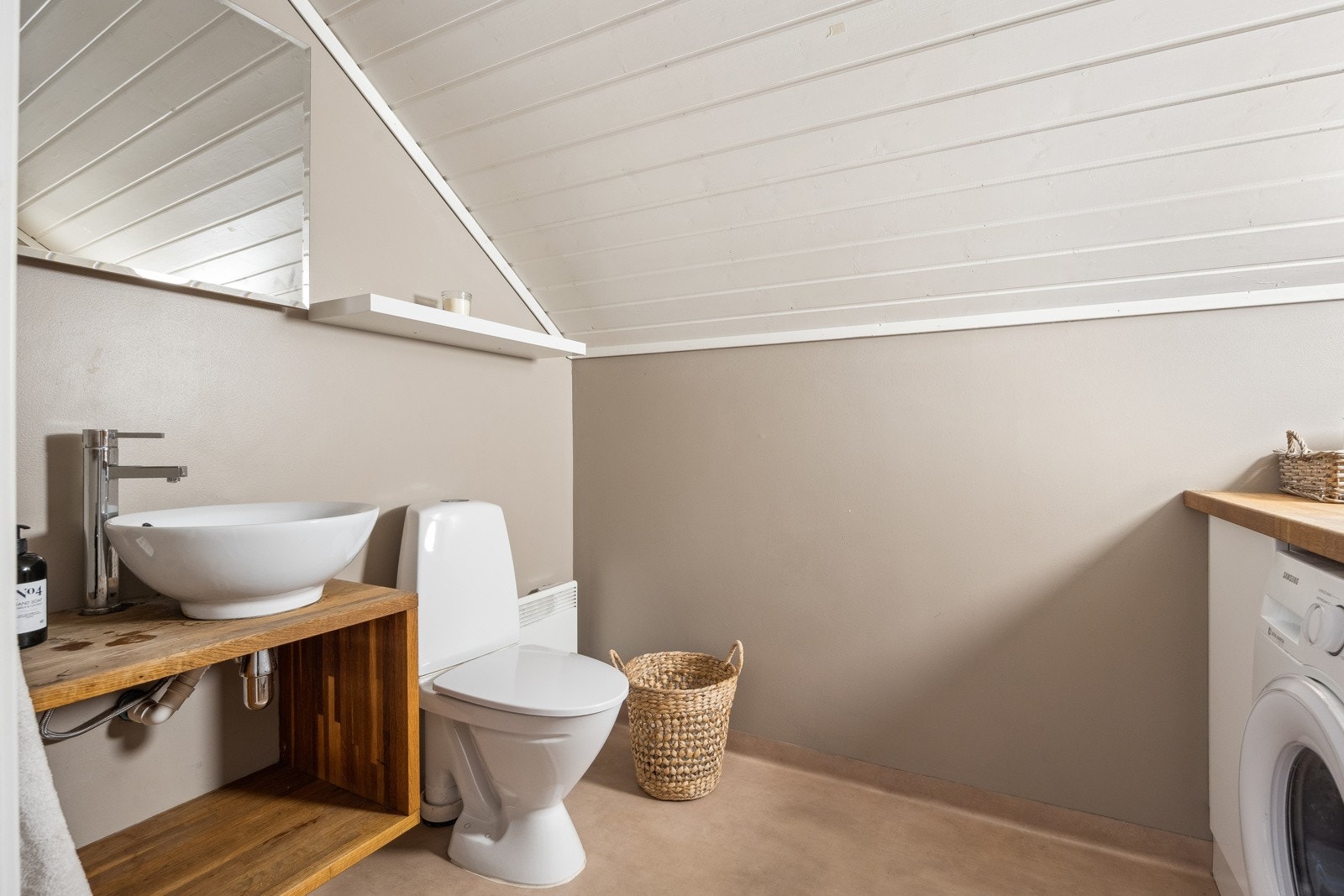 Vaskerommet er ustyrt med servantinnredning, speil, toalett og opplegg for vaskemaskin. Galleribilde