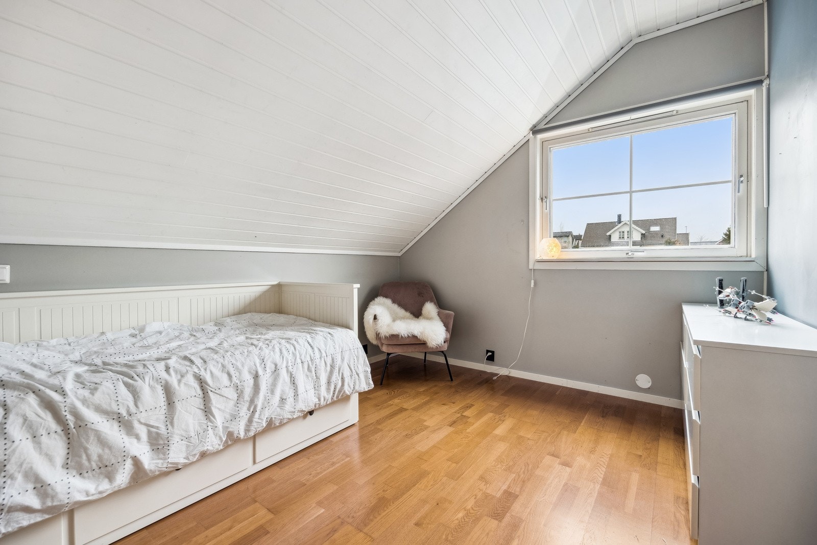 Soverommene oppleves lyse og luftige og kan enkelt innredes med både seng og tilhørende møblement. Galleribilde