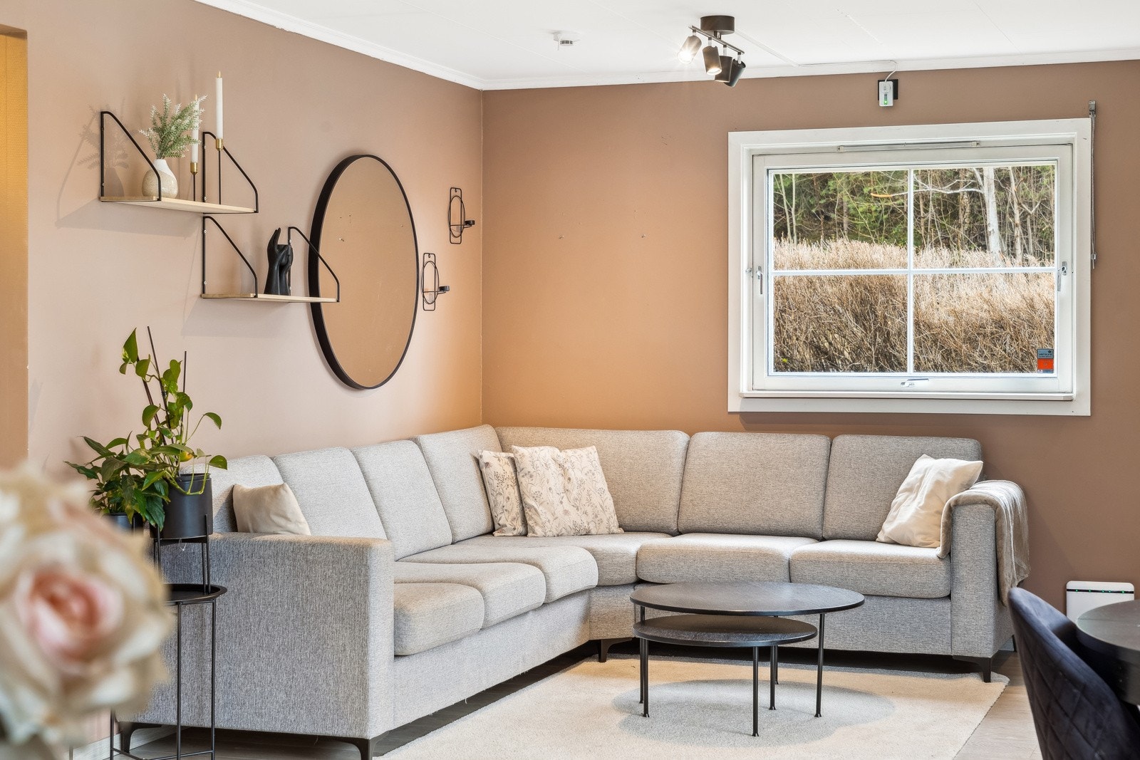 Her har man god plass til sofakrok og tilhørende møblement. Galleribilde