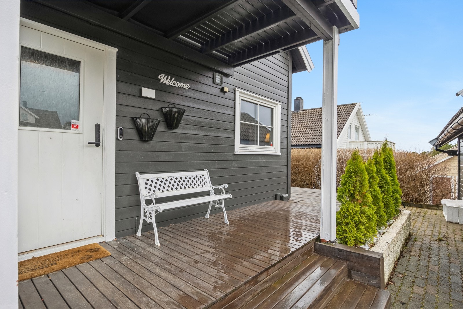 Trivelig inngangsparti med mulighet for dekorasjoner og utemøblement. Galleribilde