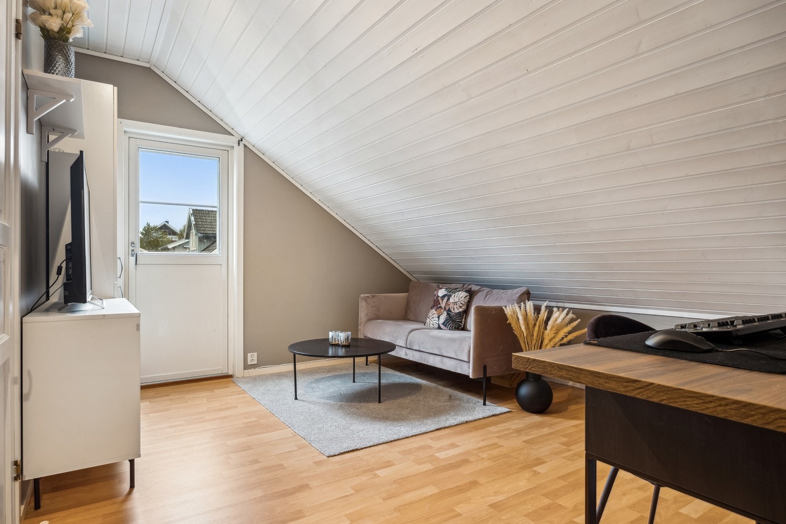 Loftstuen har god plass til både sofakrok og kontorløsning. Galleribilde