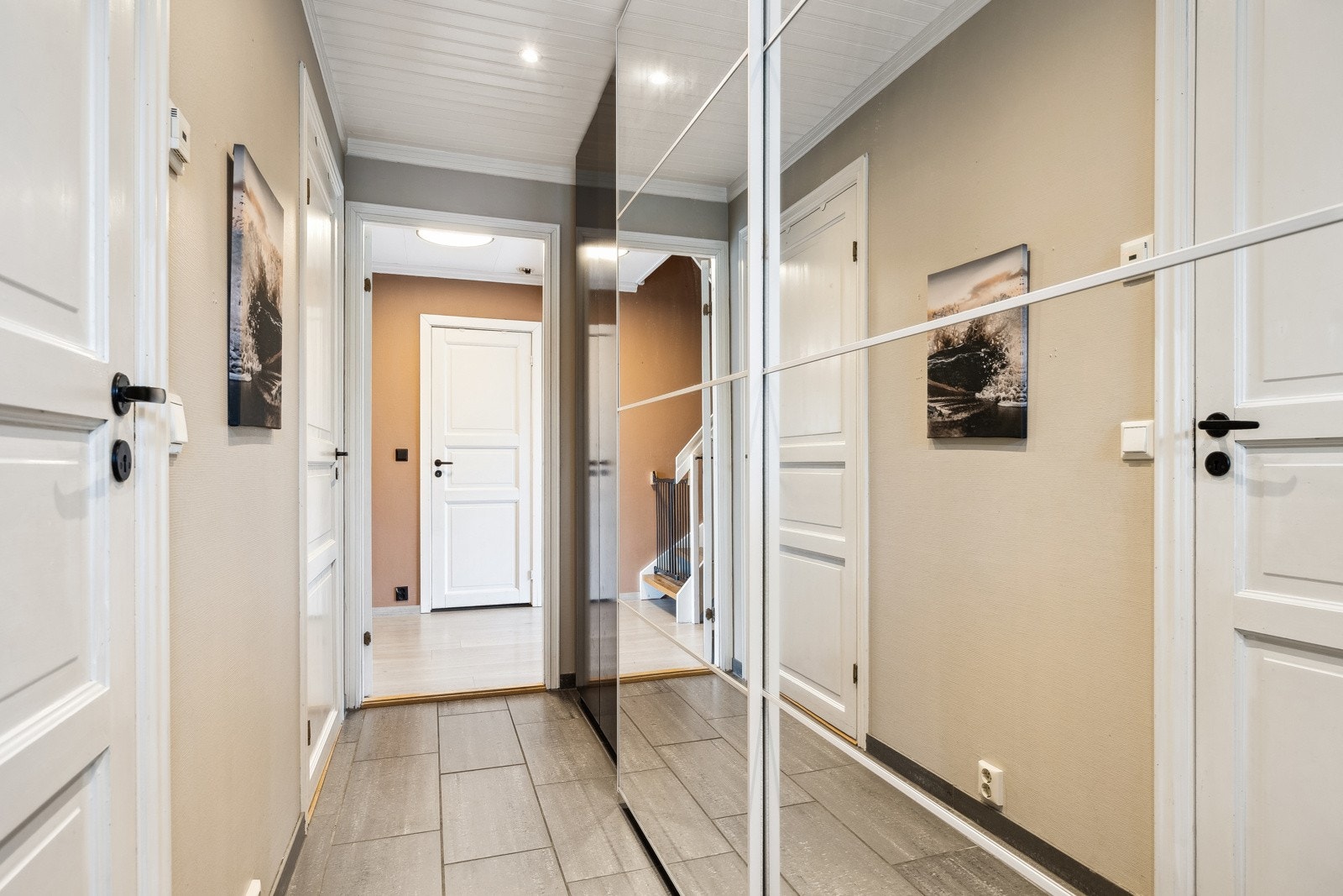 Entréen er utstyrt med en stor skyvedørsgarderobe som sørger for godt med oppbevaringsplass. Galleribilde