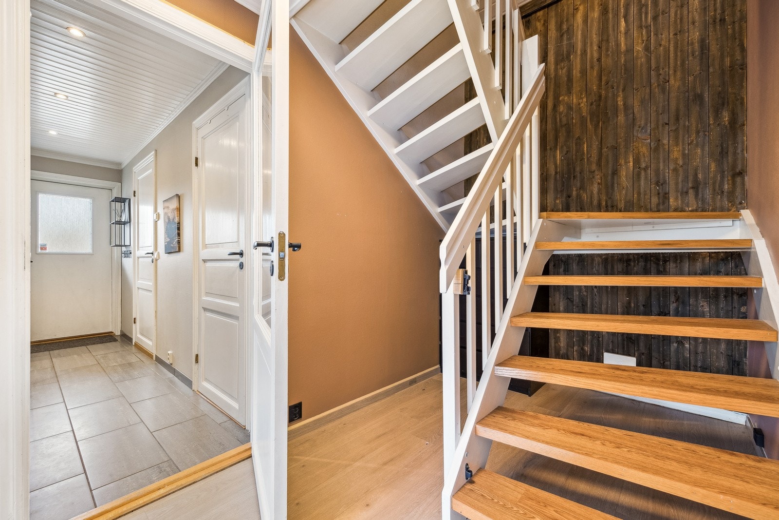 Loftsetasjen består av loftstue, tre soverom, gang og vaskerom, samt en balkong på 6 kvm. Galleribilde