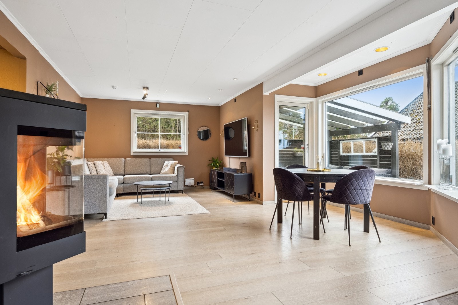 Boligen har gode oppholdsrom som gir god fleksibilitet for familien, og ikke minst god plass for gjester. Galleribilde