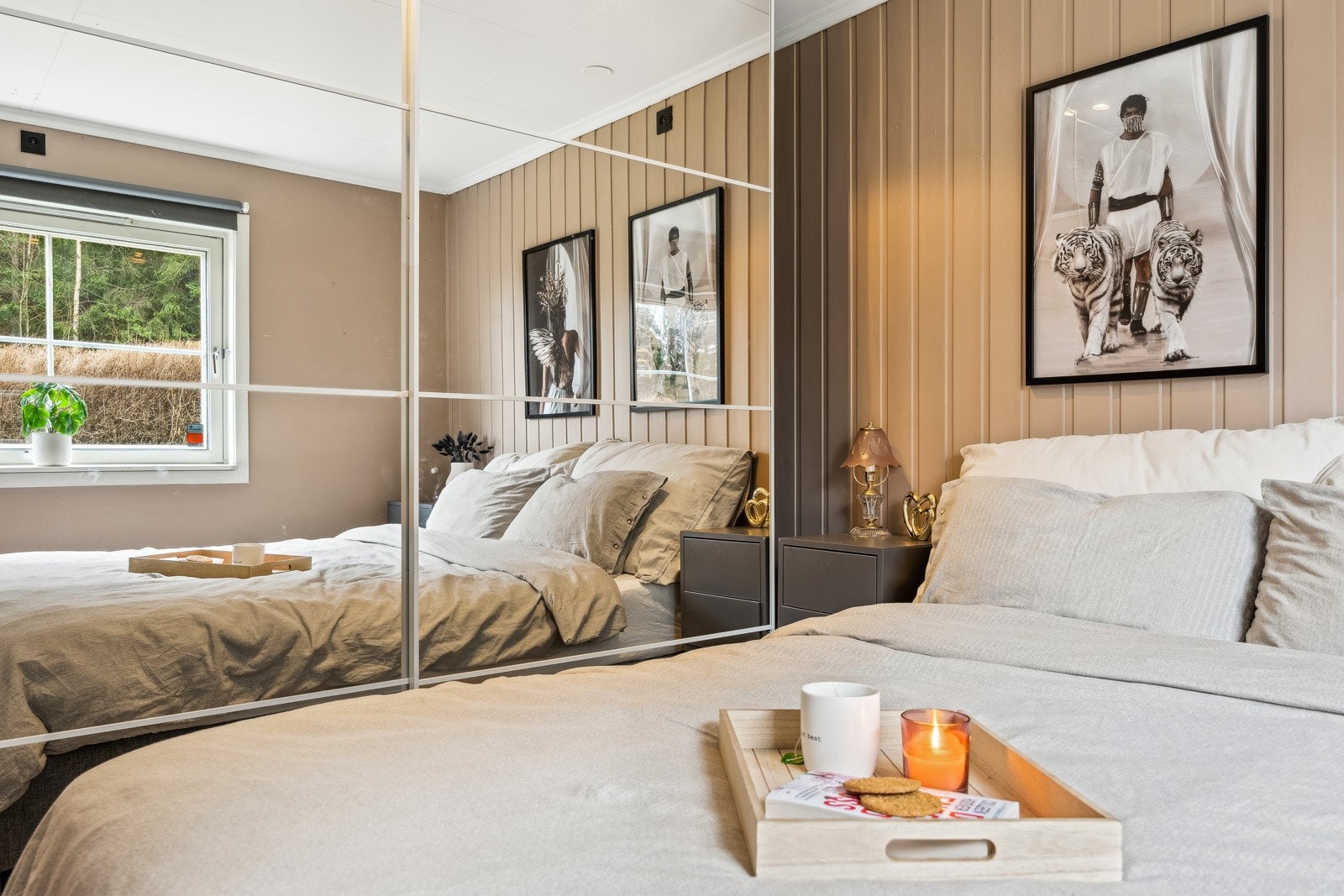 Hovedsoverommet har god plass til både dobbeltseng og stor skyvedørsgarderobe. Galleribilde