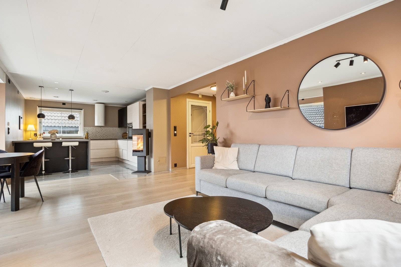 Den åpne stue-/kjøkkenløsningen understøtter boligens smarte planløsning. Galleribilde