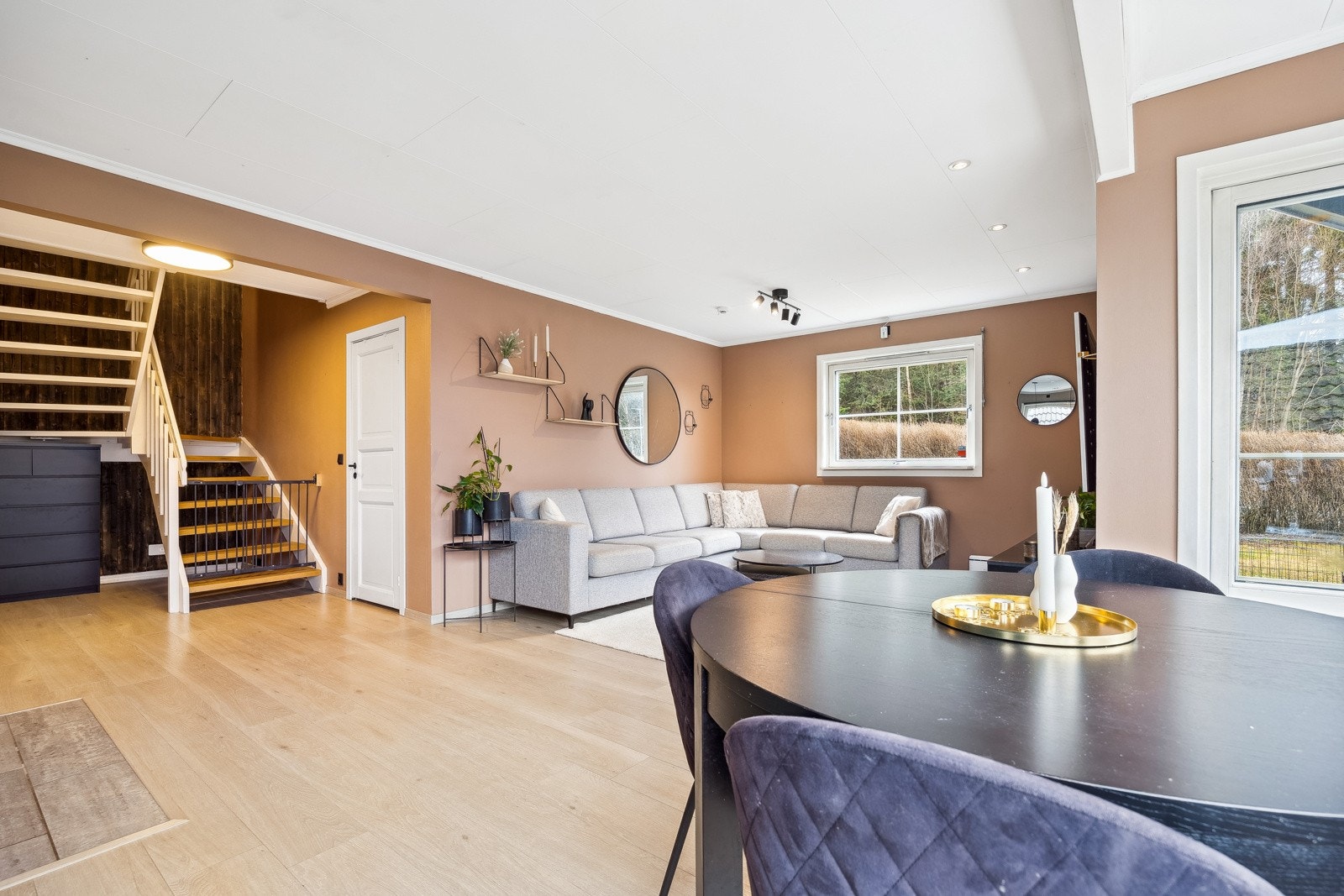 Lys og romslig stue med store vinduer som slipper inn rikelig med naturlig lys. Galleribilde