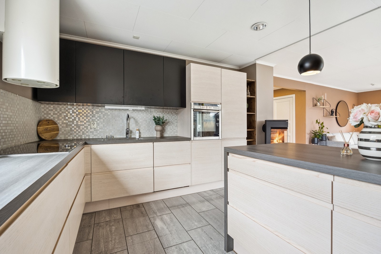 Her får man integrert stekeovn, platetopp, oppvaskmaskin og kjøleskap. Galleribilde