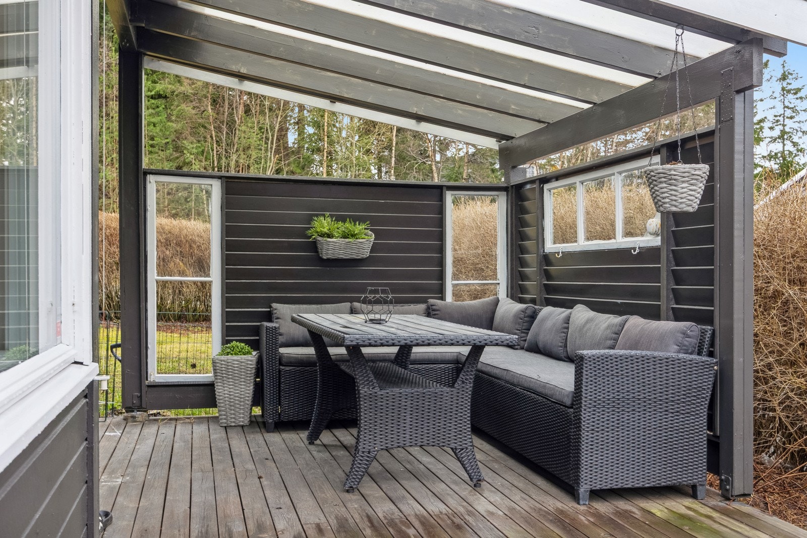 Uteplassen er delevis overbygd som gjør at den kan brukes gjennom flere årstider. Galleribilde