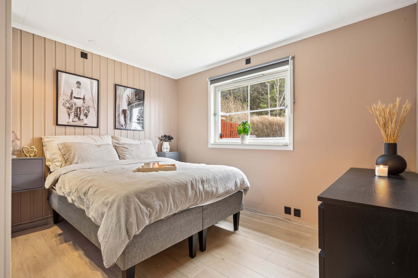 Boligen har totalt fire soverom, hvorav ett ligger i hovedetasjen, mens de tre øvrige befinner seg på loftsetasjen. Galleribilde