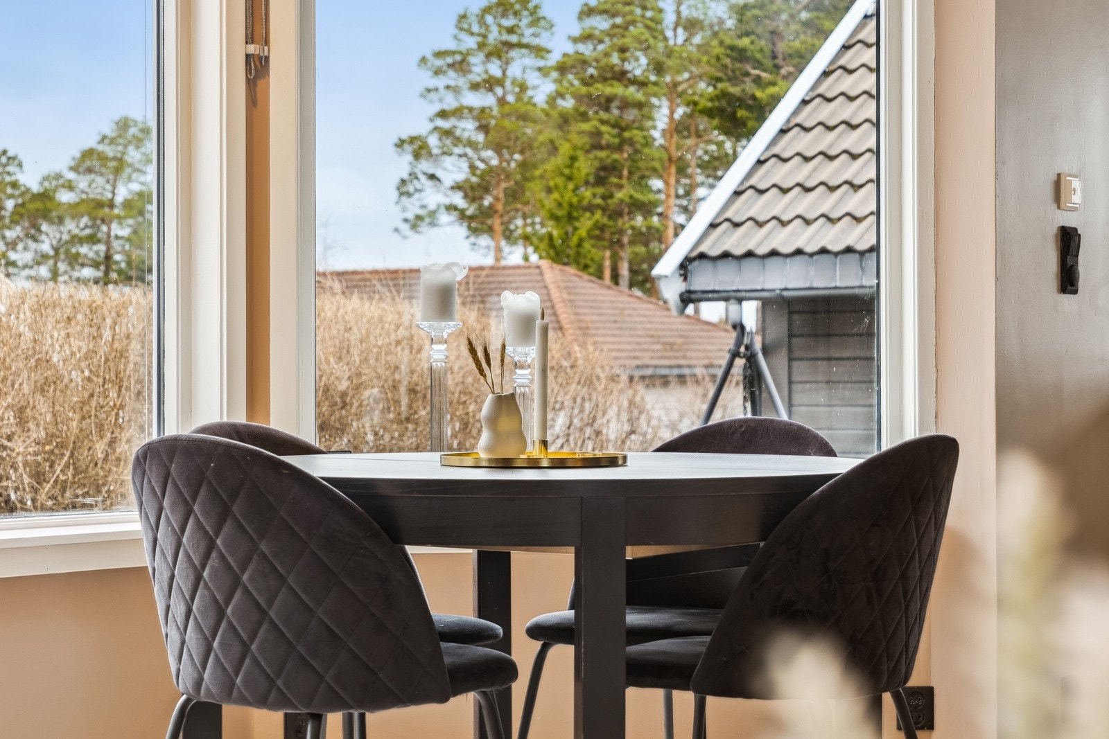 Det passer utmerket å innrede med spisegruppe mellom kjøkken og stue. Galleribilde