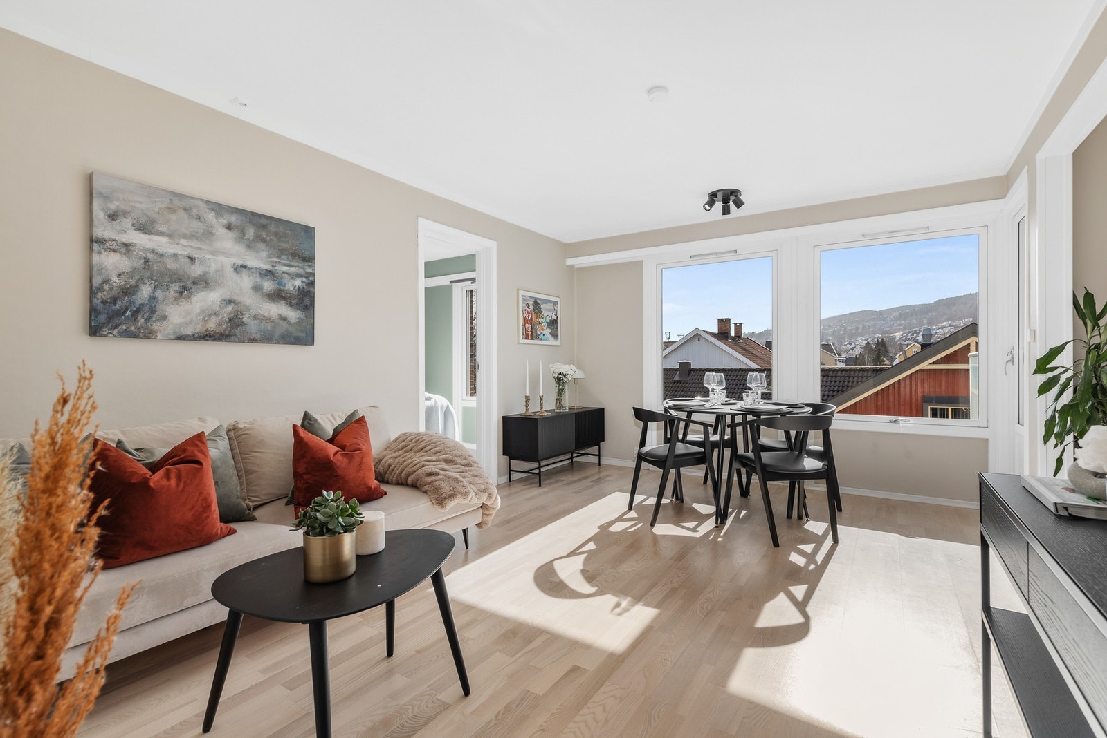 Stuen har store vinduer som gir en luftig og god romfølelse Galleribilde