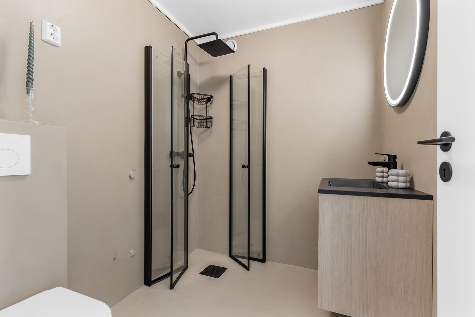 Badet er opprinnelig fra ca. 1990, men er oppgradert med nye overflater og sanitærutstyr i 2023 Galleribilde