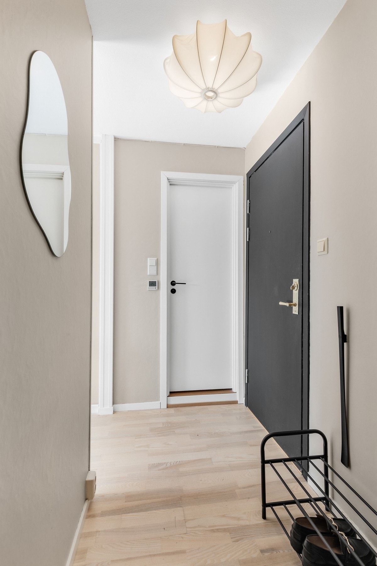 Lys entré med parkett på gulv og malte flater på vegger og i himling Galleribilde