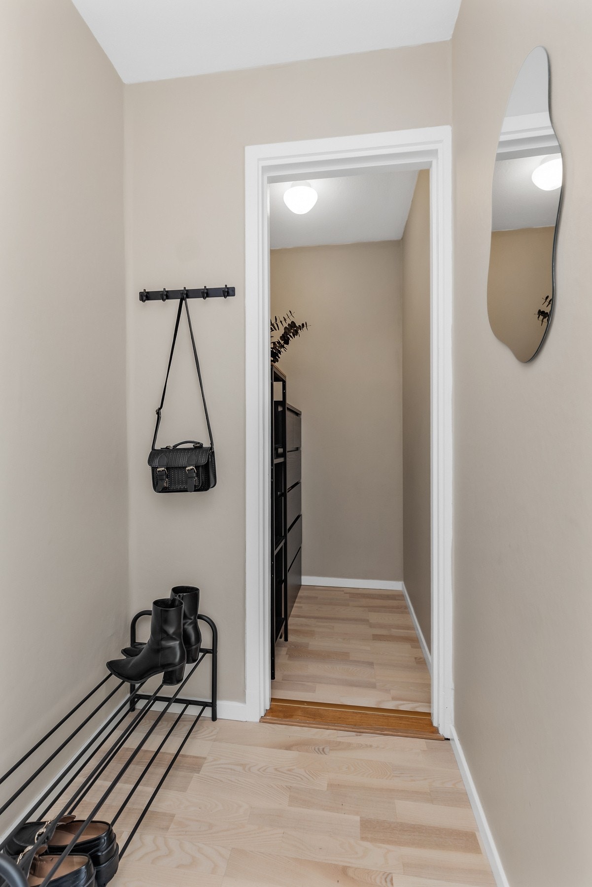 Fra entréen er det adkomst til praktisk bod på ca. 2 kvm. I tillegg følger en bod i kjeller. Galleribilde