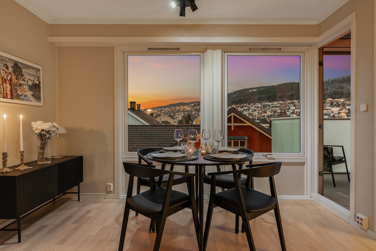 Rommet har store vindusflater som gir gode lys- og utsiktsforhold Galleribilde