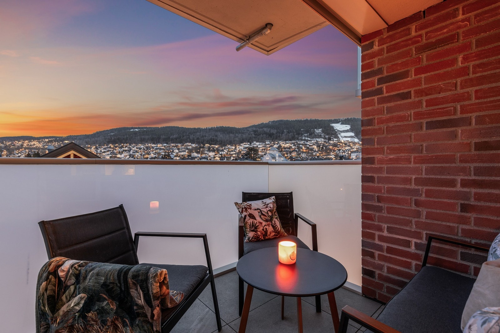 Åpen stue/kjøkkenløsning gir en god romfølelse Galleribilde