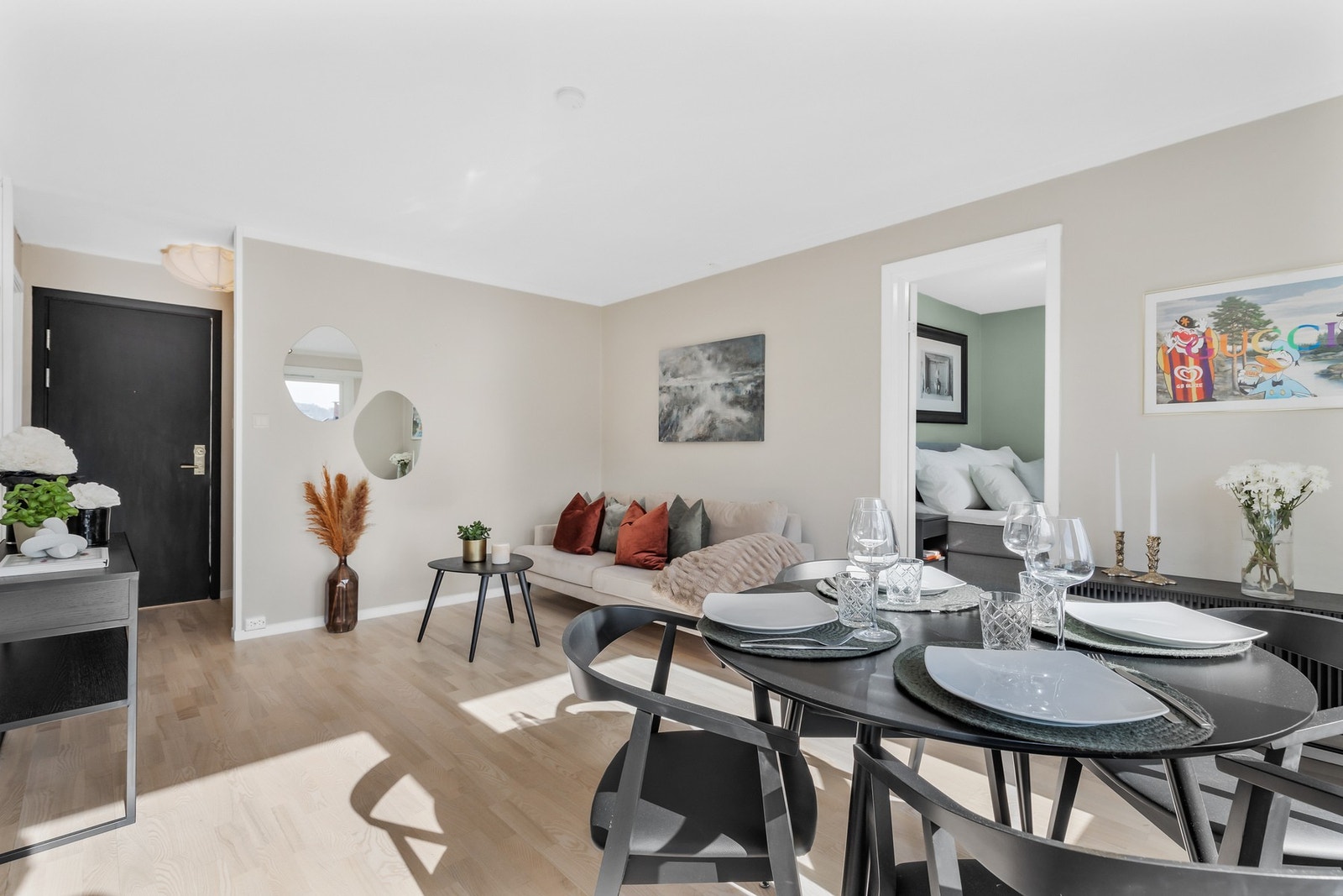 Det er fin plass til både sofa og spisebord i forbindelse med kjøkkenet Galleribilde