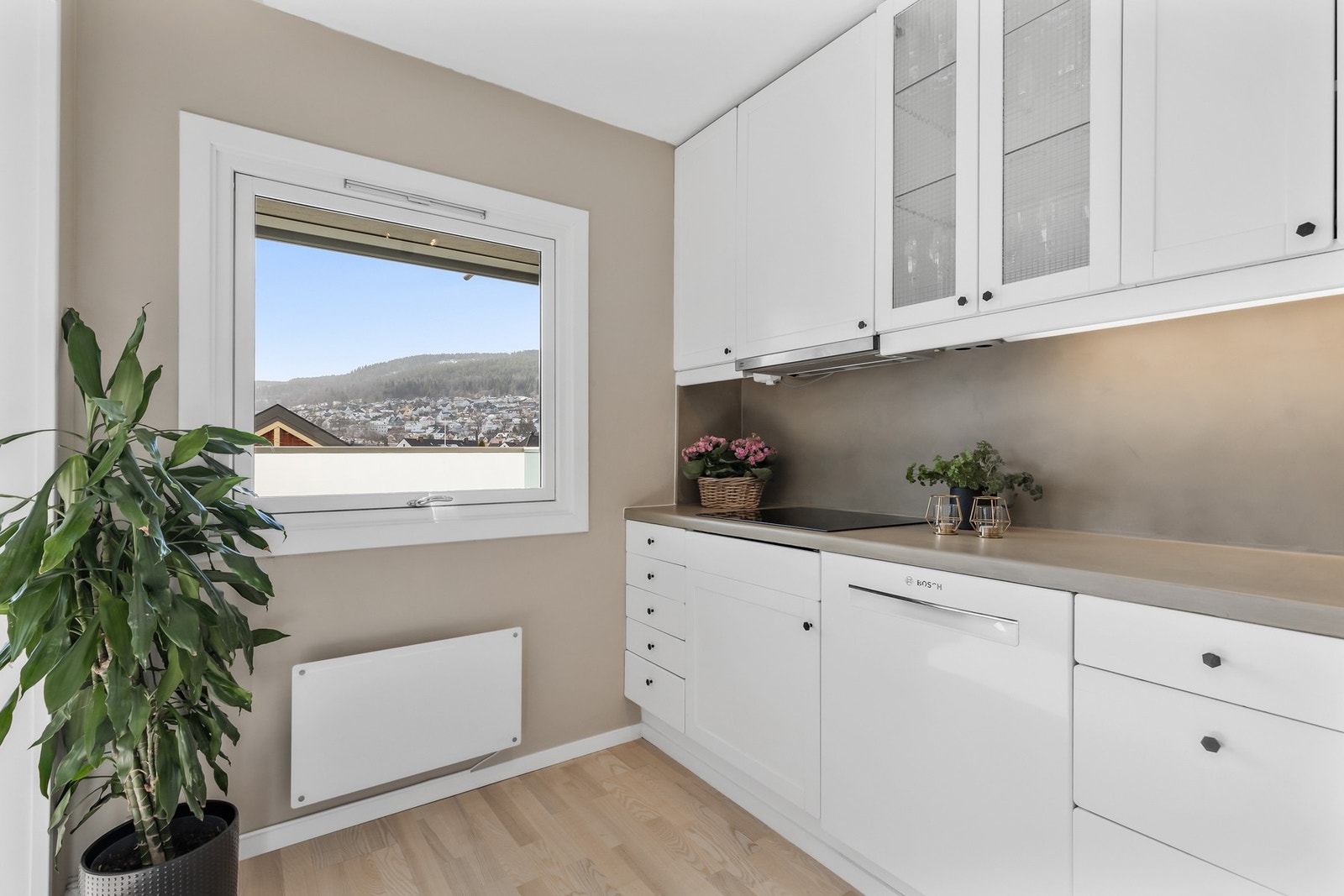 Ventilatoren er plassert i overskapet og oppvaskkum med ett-greps kjøkkenarmatur er nedfelt i kjøkkenbenken Galleribilde