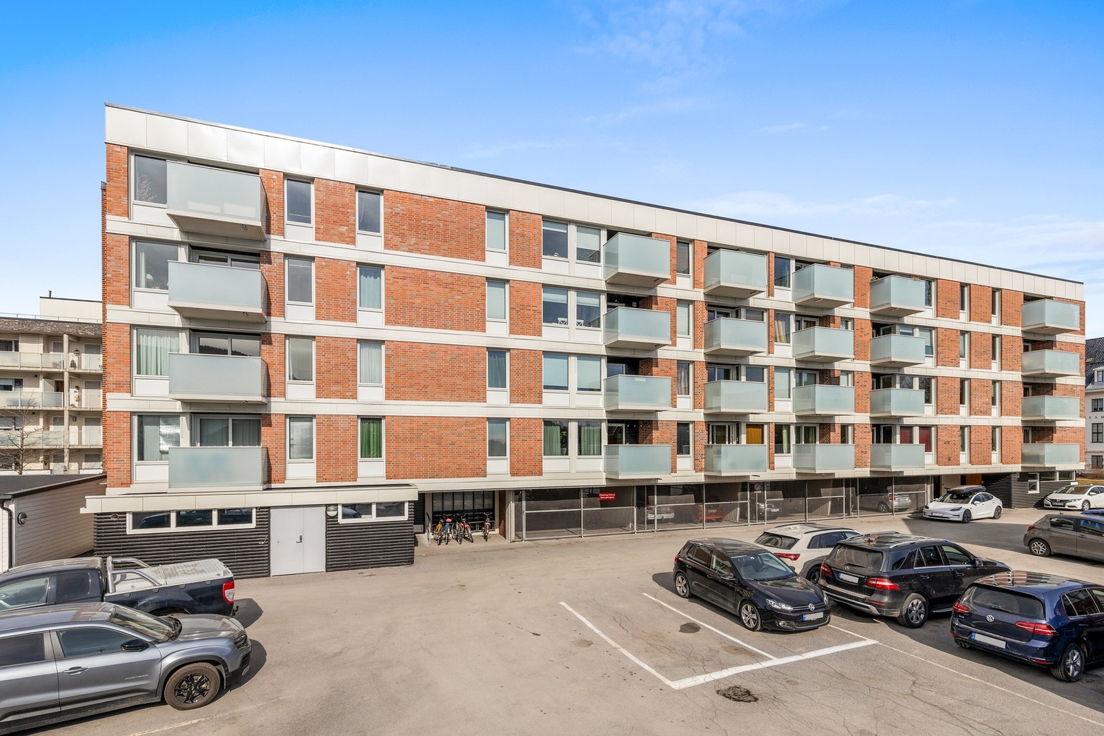 Felles parkeringsplass i bakgården. Ingen faste plasser. Mulighet for elbil lading mot kostnad. Galleribilde