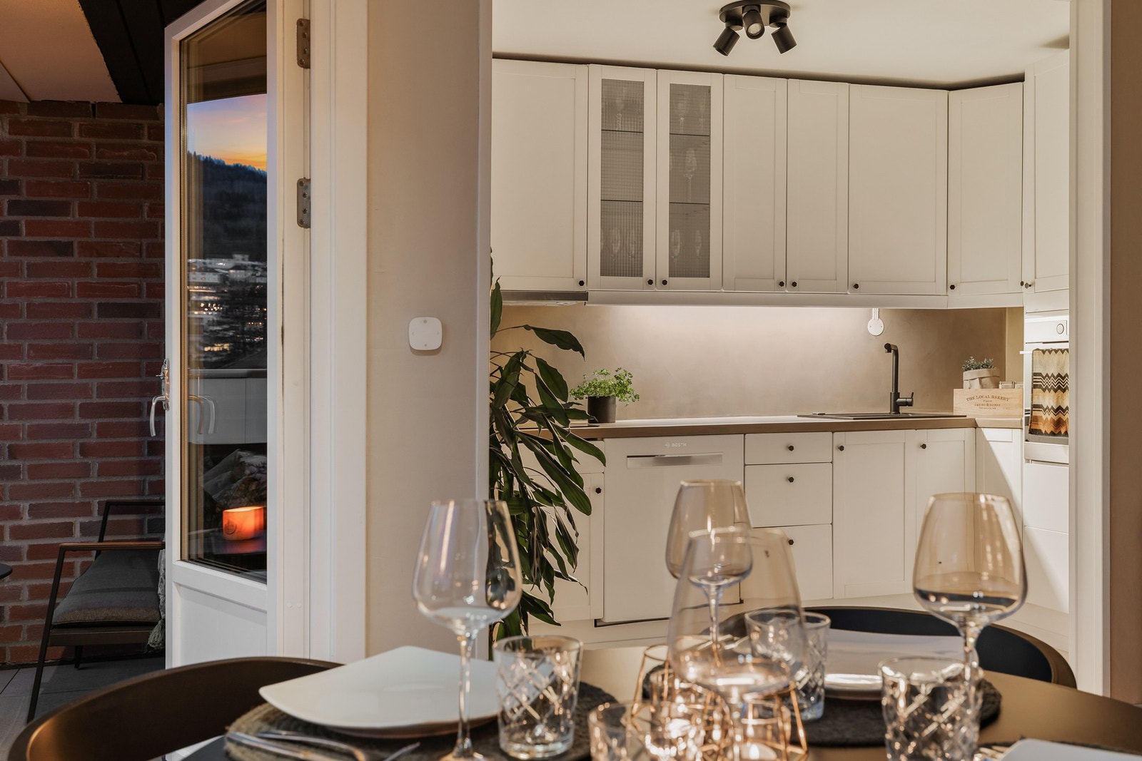 Fra stuen er det utgang til hyggelig balkong Galleribilde