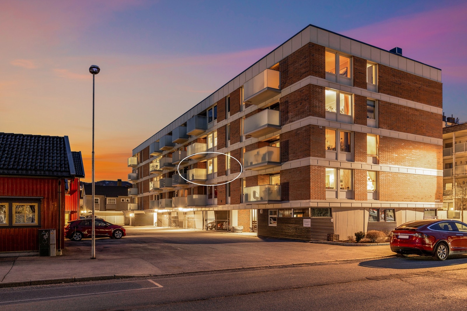 Leiligheten ligger i byggets 2. etasje. Fasade og balkonger ble rehabilitert i 2021 Galleribilde