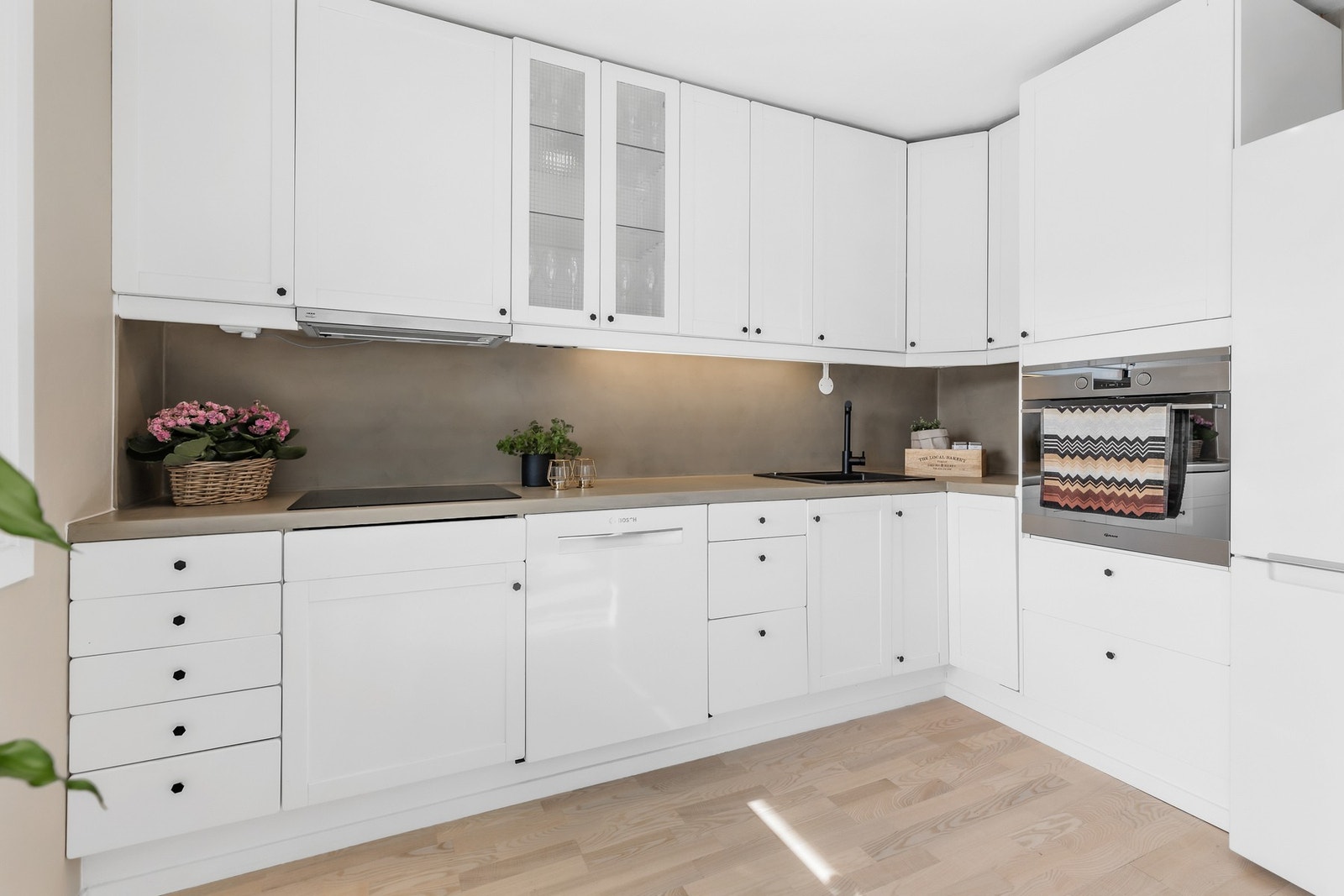 Stilren kjøkken fra 2001 med profilerte fronter og benkeplate av laminat, behandlet med mikrosement Galleribilde