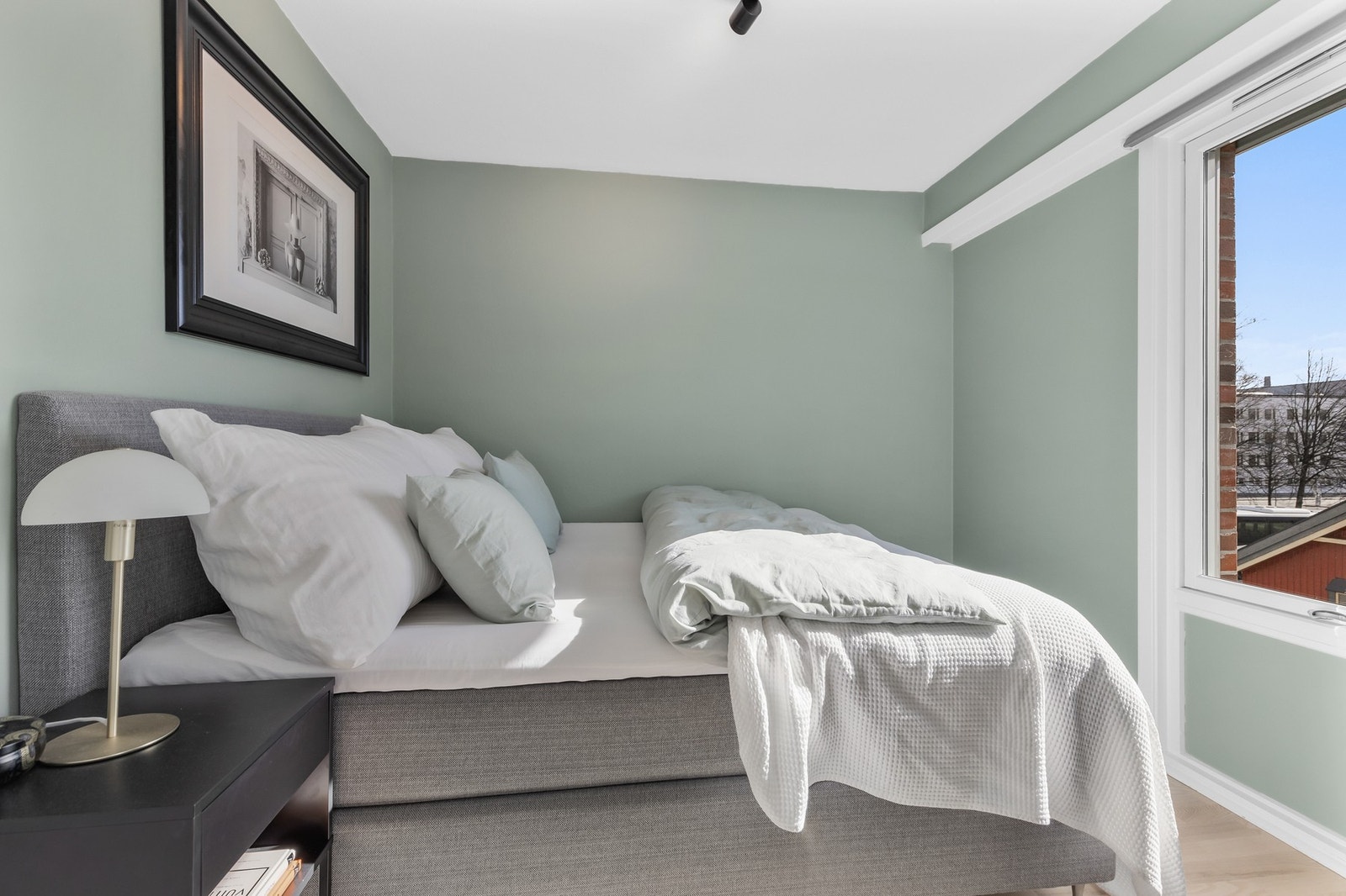 Hyggelig soverom med fin plass til dobbeltseng Galleribilde