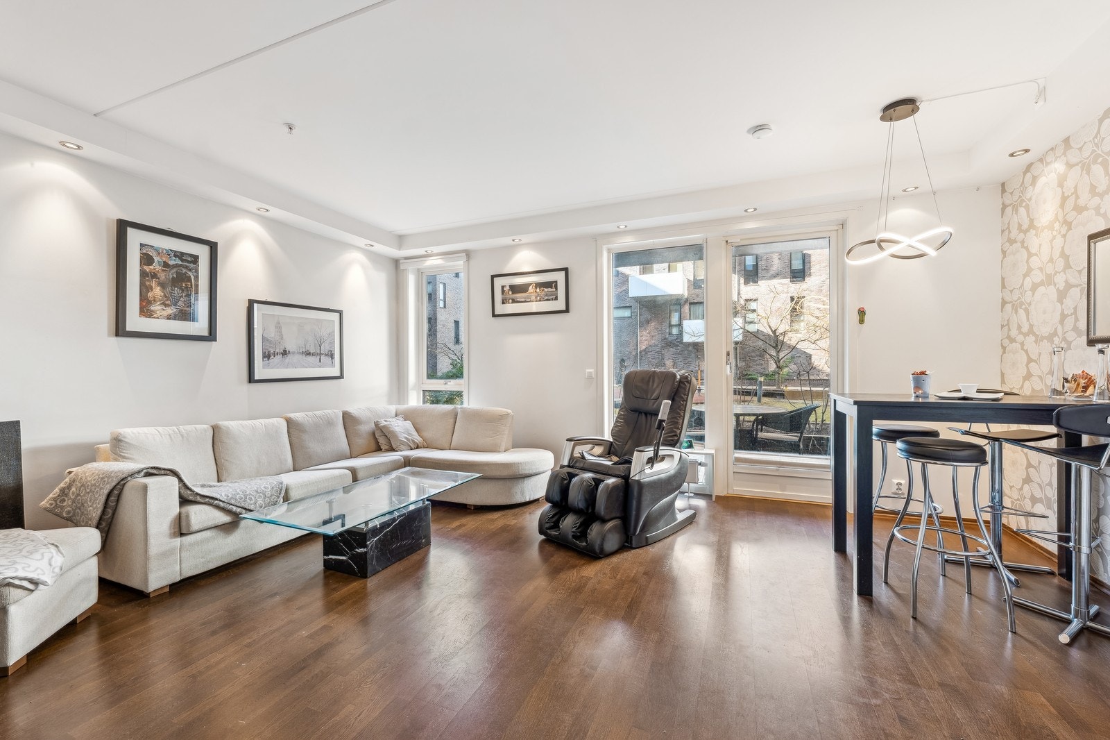 Internett og kabel-TV er inkuldert i leien. I tillegg får du tilgang til en trivelig takterrasse Galleribilde