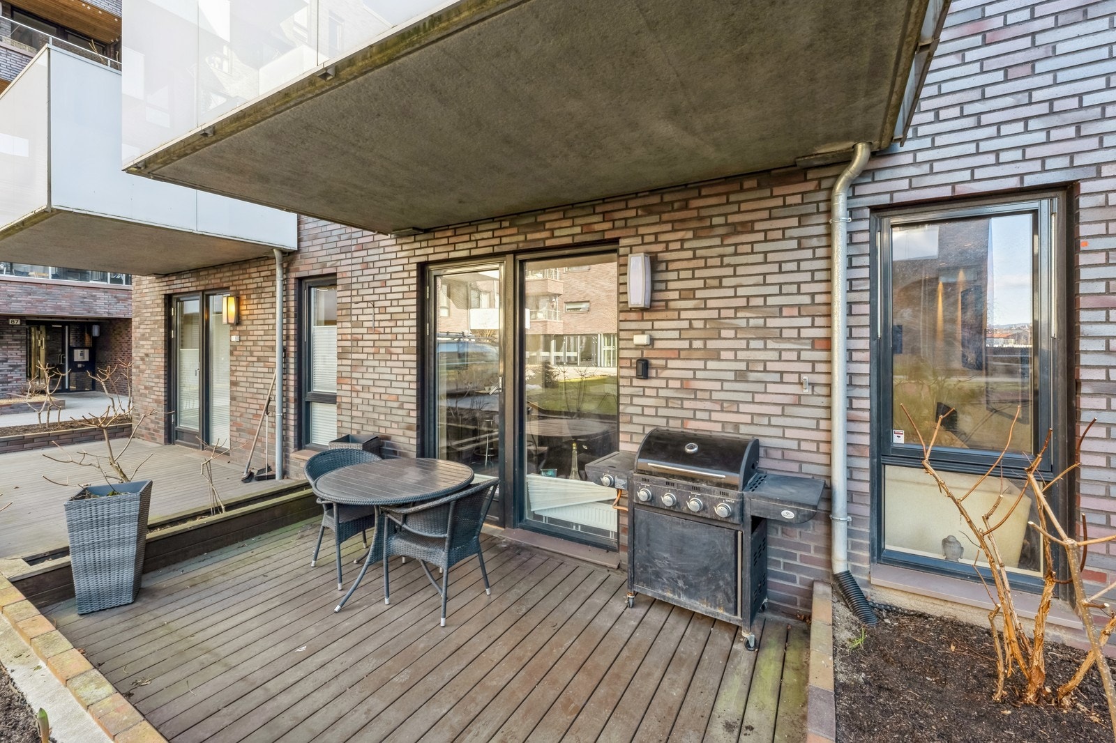 Romslig terasse med sittegruppe og grill Galleribilde