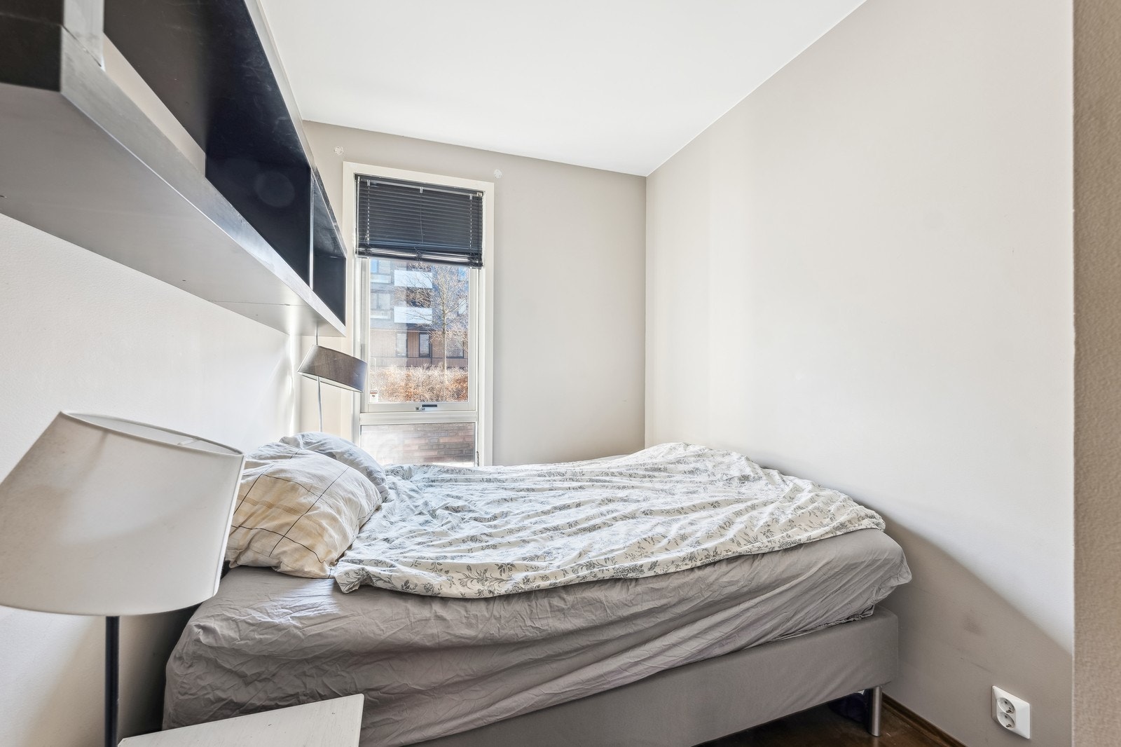 Møblert soverom med dobbeltseng - Leiligheten er også utstyrt med en bod for ekstra oppbevaring Galleribilde