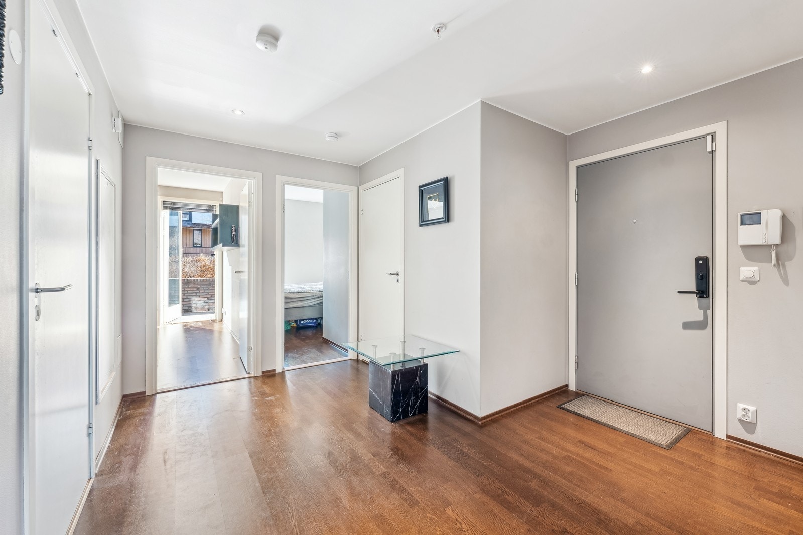 Stor og innbydende gang med gode oppbevaringsmuligheter Galleribilde