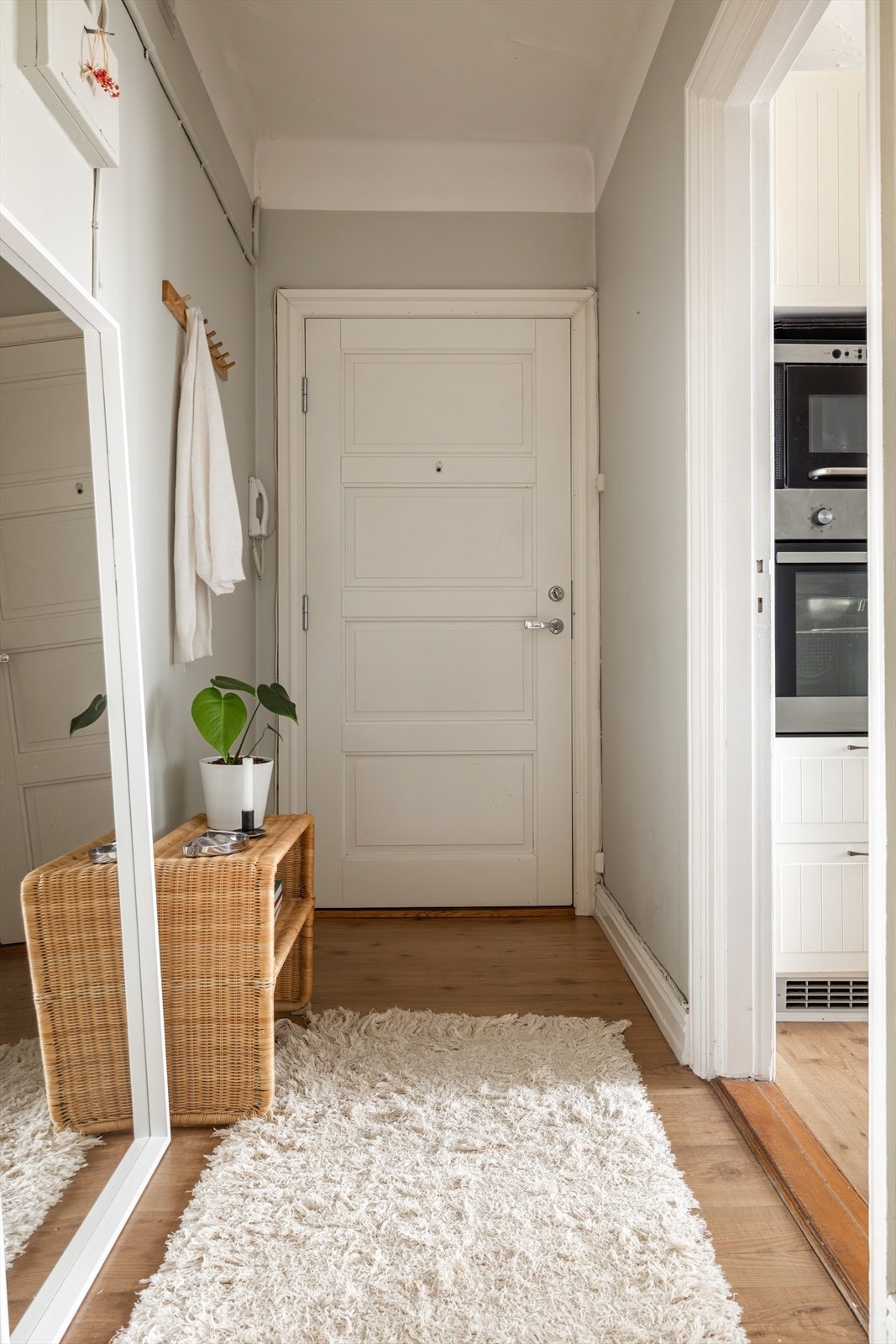 Du blir møtt av en innbydende entré med plass for oppheng av jakker og oppstilling av sko. Galleribilde