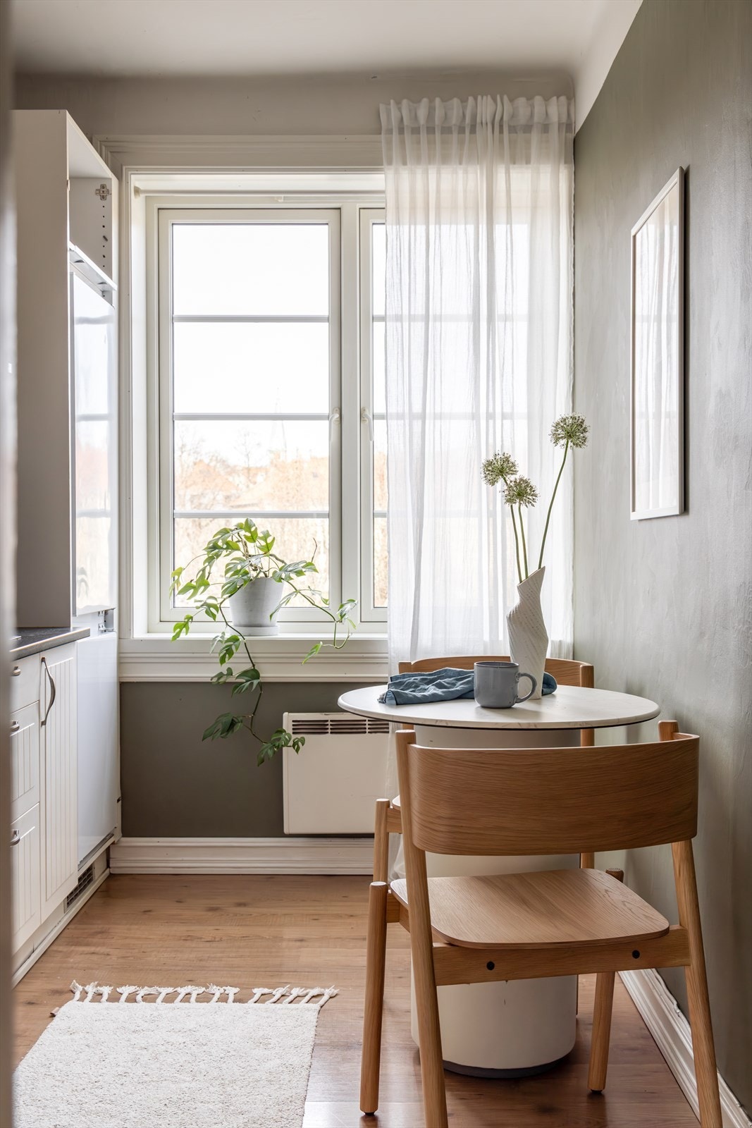 Kjøkkenet har et flott vindu og plass til spisebord - perfekt for morgenkaffen! Galleribilde