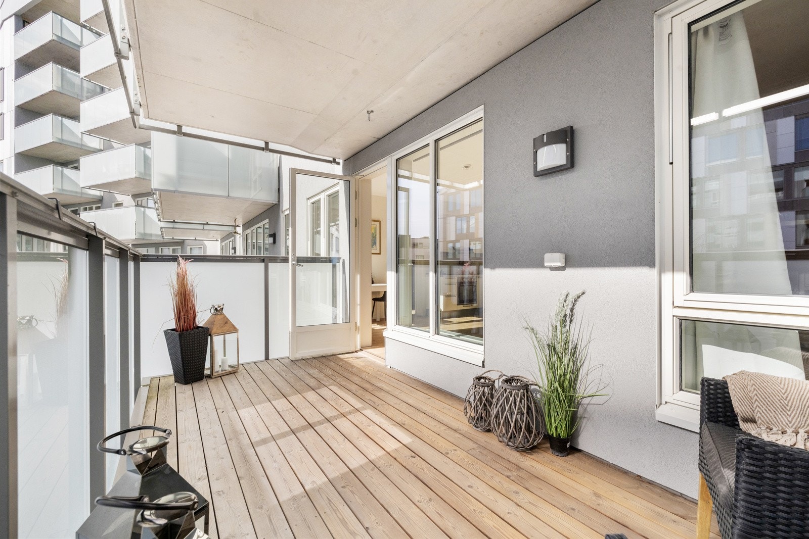 Det er takoverbygg, tredekke, utebelysning og stikk. Galleribilde