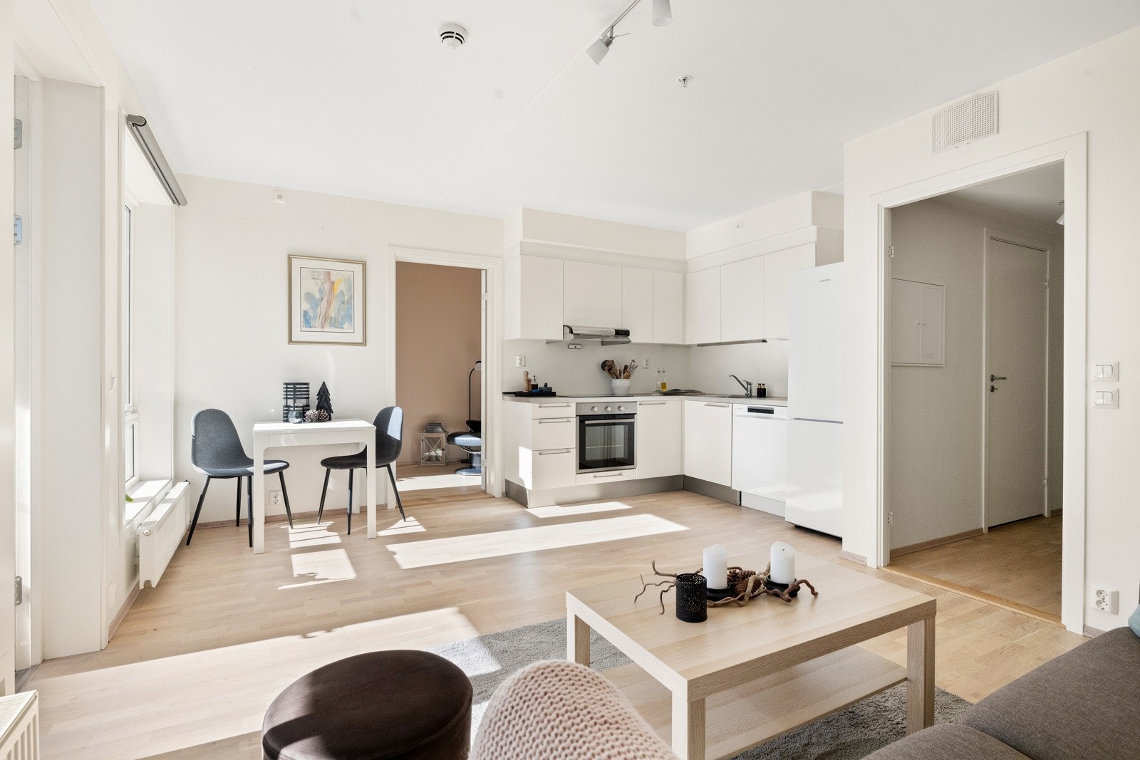 Leiligheten har et lyst og hyggelig allrom med stue og kjøkken i åpen løsning. Galleribilde