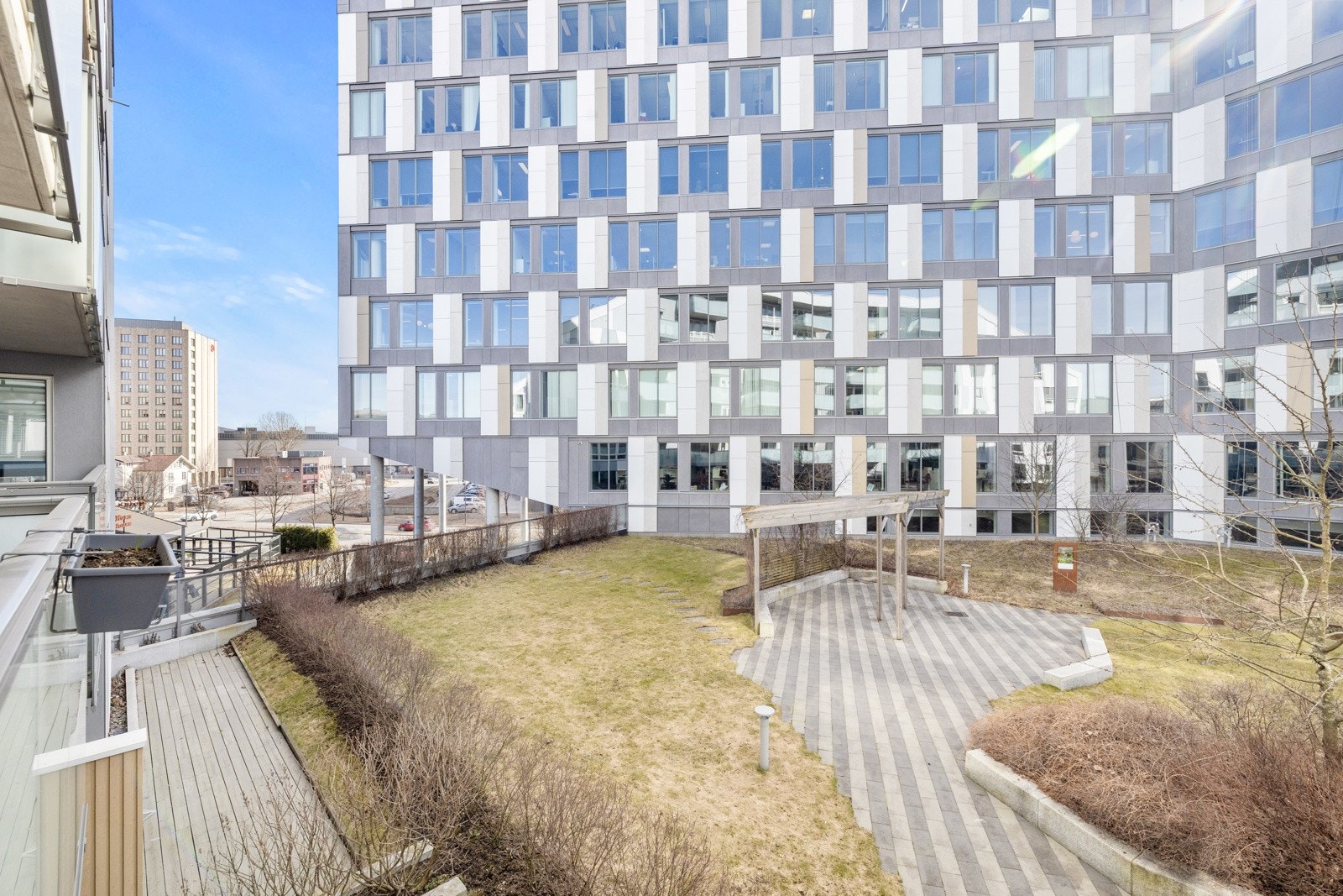 Leiligheten og balkongen vender inn mot gårdsrommet. Galleribilde