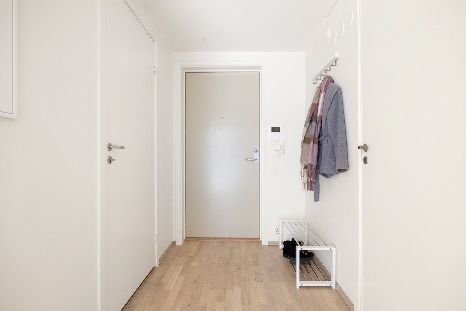 Entreen er lys, romslig og har god plass til å henge fra seg ytterjakken og sette fra seg skoene før man går videre inn. Galleribilde