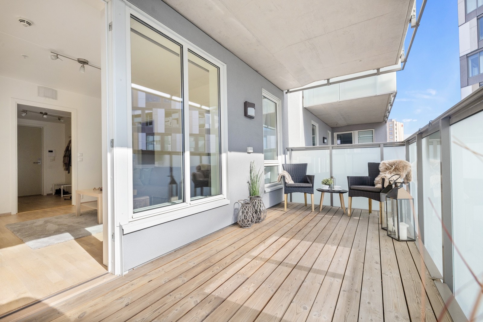 Den store balkongen blir en naturlig utvidelse av leiligheten i sommerhalvåret. Galleribilde