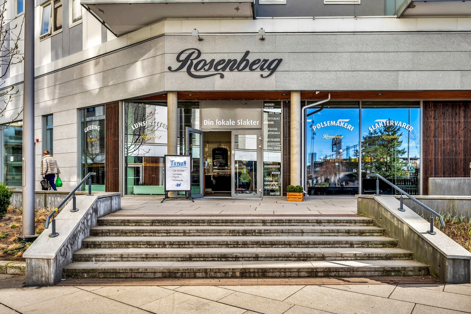 Rosenberg med ferske kjøttvarer, egenproduserte pølser, ferdigretter, godt pålegg, tilbehør og catering. Galleribilde