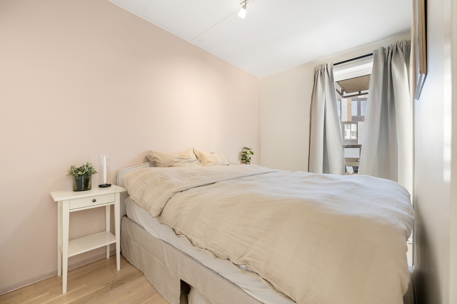 Hovedsoverom med to innganger fra stuesonen. Galleribilde