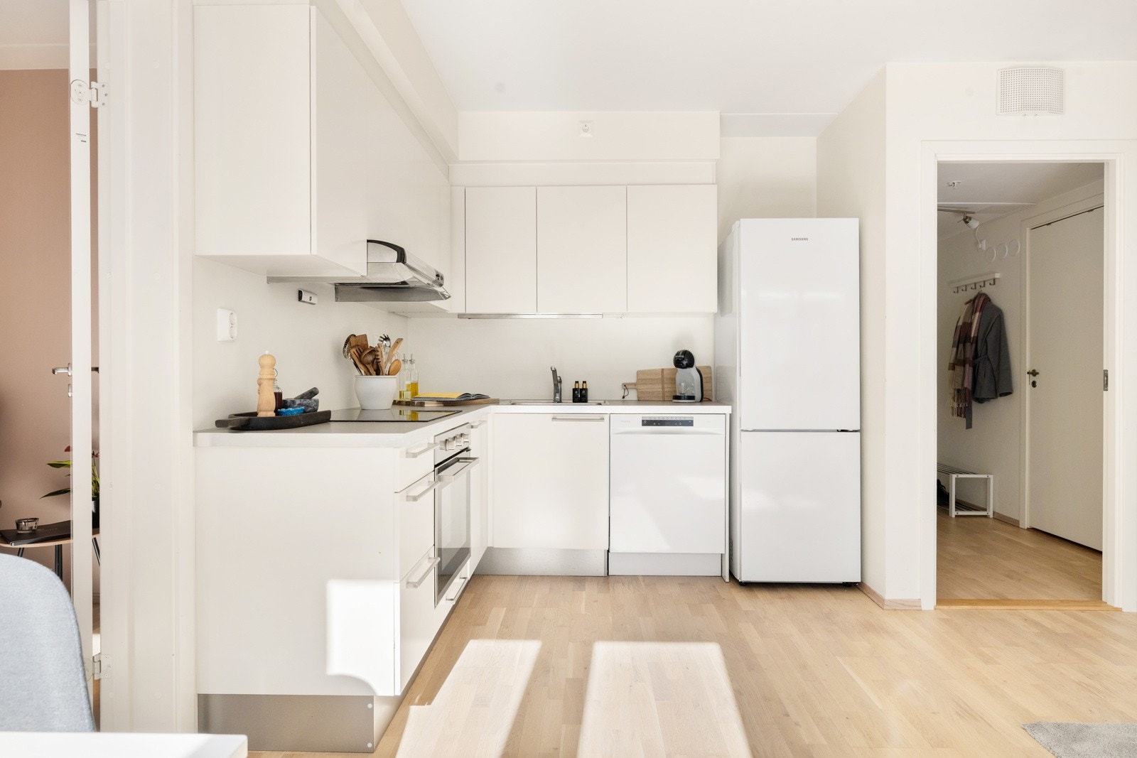 Det er opplegg for oppvaskmaskin, integrert komfyr/platetopp, vannstoppsystem og komfyrvakt. Galleribilde